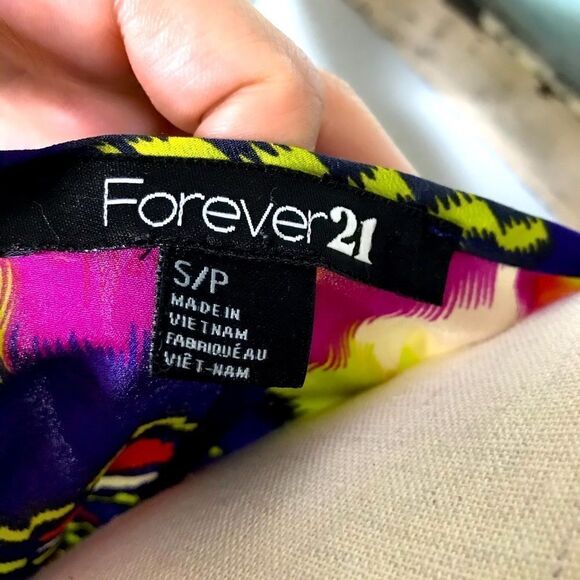 Fun & Funky Lightweight Blouse by Forever 21 - Picture 8 of 9